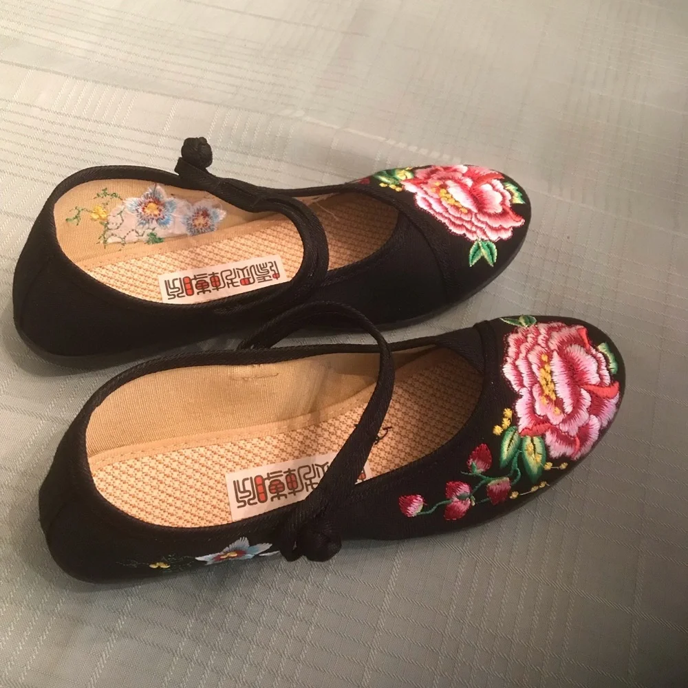 Jimmy Yoo Fashion Black Canvas Floral Embroidered Mary Jane-Style Ballet Flats